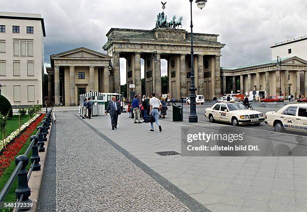 Blick auf den Pariser Platz vor dem Brandenburger Tor, auf dem jetzt keine Strassenhändler mehr Handel treiben dürfen; lediglich eine Würstchenbude...