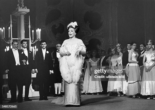 Leander, Zarah - Actress, singer, Sweden *-+ - Zarah Leander on the stage of the Theater des Westens, in the role of Mrs.Erlynne in the musical 'The...