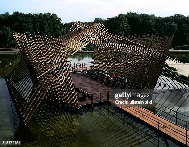 Auf dem Spiegelteich der Bambuspavillon des Architekten Rocco Yim , der im Rahmen des "Festival of Vision" errichtet wurde - Aussenansicht