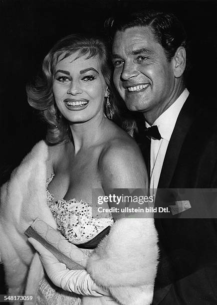 Ekberg, Anita *- Schauspielerin, Schweden - mit ihrem Ehemann Anthony Steel, beide laecheln - 1956