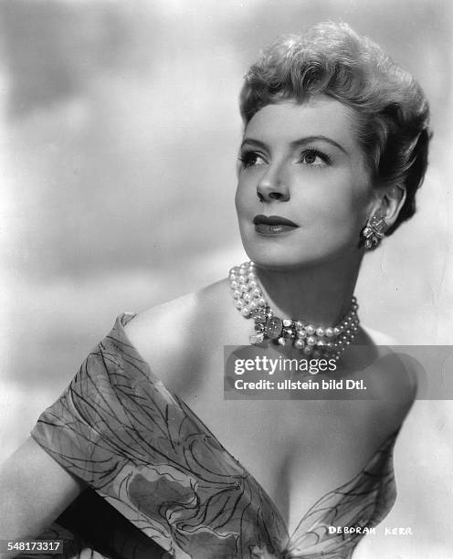 Kerr, Deborah *-+ Schauspielerin, GB - Portrait, im Abendkleid mit Perlenkette - 1955