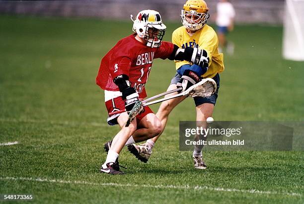 Internationales Lacrosse Turnier auf dem Maifeld in Berlin, Spiel Berlin Malesice - Spielszene: Zweikampf zwischen dem Berliner Spieler und dem...