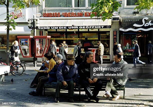 Türkische Männer sitzen auf einer Bank in der Fussgängerzone Wilmersdorfer Strasse - 1999