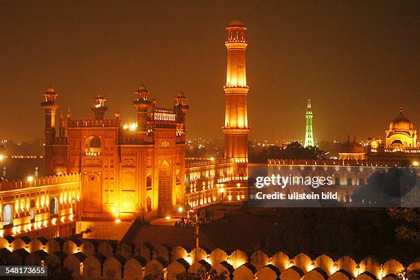 Pakistan - Badshahi Moschee and Minar-e-Pakistan