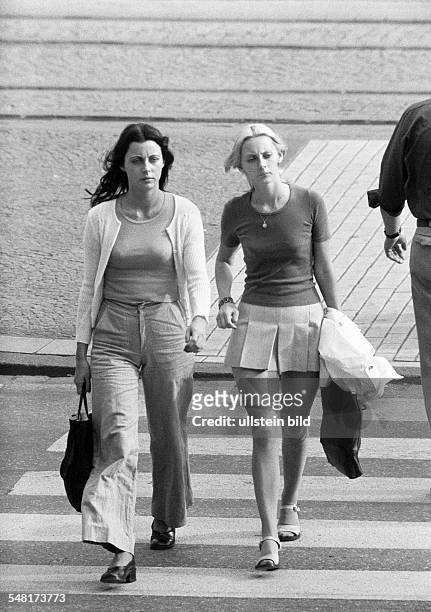 People, two young girls on shopping expedition, shopping bags, pulli, miniskirt, trousers, waistcoat, zebra crossing, aged 20 to 25 years -