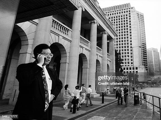 Straßenszene in Hongkong - Geschäftsmann telefoniert mit einem Handy - 1995