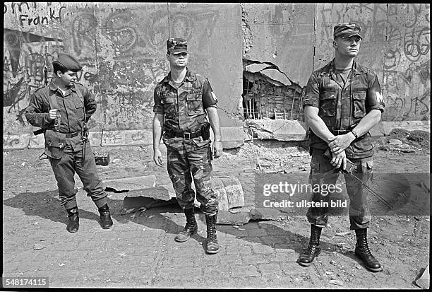 Germany, Berlin, , Bomb attack on the Berlin wall at Zimmerstrasse in the district of Kreuzberg. GDR border soldiers and members of US Army Military...