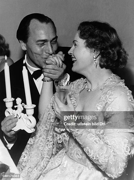 Klinger, Paul *-+ Schauspieler, Synchronsprecher, D - mit der Schauspielerin Magda Schneider auf einem Filmball - 1954