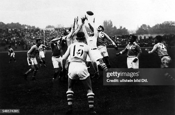 Rugby, Endspiel im Stade de Colombes: USA - Frankreich - Ein US-amerikanischer Spieler hat das Leder in die Gasse geworfen. Spieler der USA und...