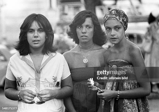 People, three young girls, Brazilians, dress, headscarf, Brazil, Minas Gerais, Belo Horizonte, aged 20 to 25 years -