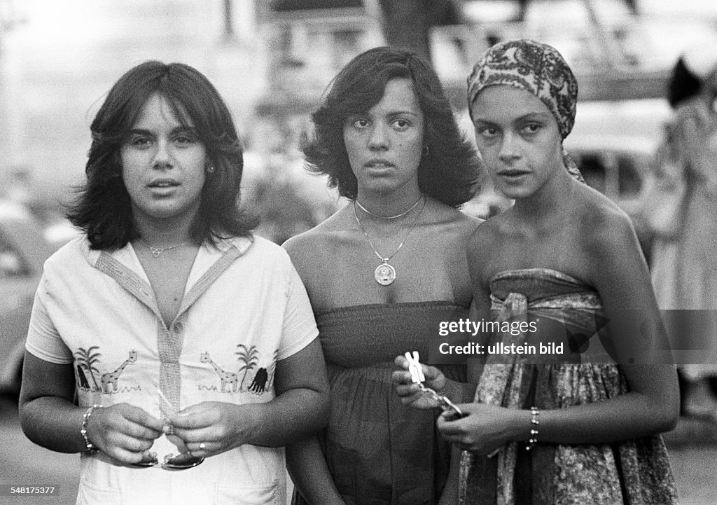People, three young girls, Brazilians, dress, headscarf, Brazil, Minas Gerais, Belo Horizonte, aged 20 to 25 years - 31.01.1978