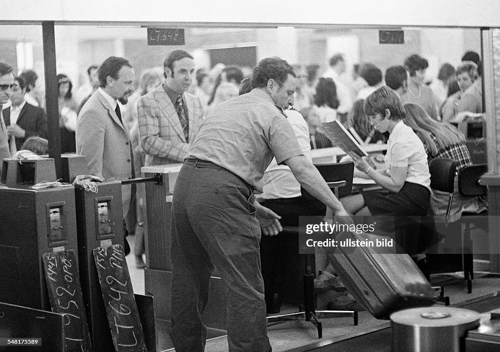 Holidays, tourism, airport Duesseldorf, terminal, Check-in, people with luggage, D-Duesseldorf, Rhine, North Rhine-Westphalia - 30.06.1973