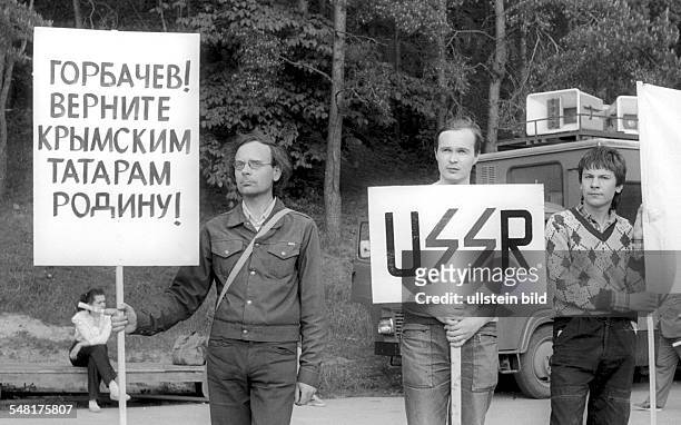 Soviet Union Lithuanian SSR Vilnius - demonstration for independence of Lithuania from the Soviet Union: left the slogan: "Gorbachev give the Crimea...