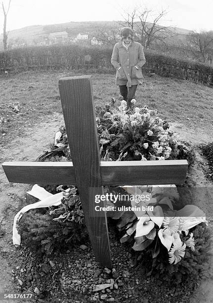 People, death, mourning, churchyard, young woman stands at a tomb, flowers, aged 20 to 25 years, Monika -