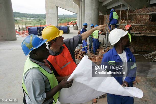 Republic of South Africa Mpumalanga Transvaal Nelspruit - Mbombela Stadium FIFA WM 2010; construction worker talking with the construction manager