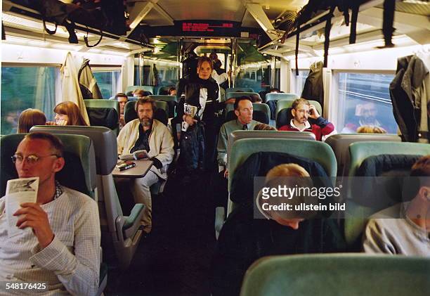 Bahnreisende im überfüllten ICE. - 2000