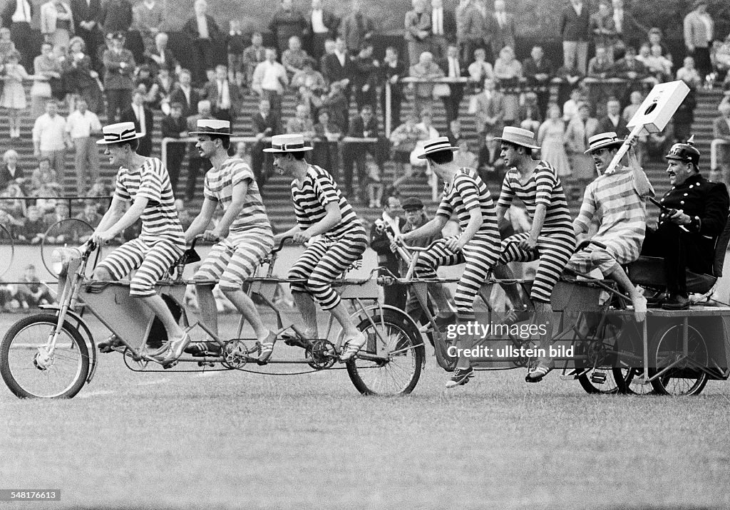 Event, 3rd International Police Sports and Music Festival 1966 in the Niederrhein Stadium in Oberhausen, humour, seven humorists on one bicycle, D-Oberhausen, Ruhr area, North Rhine-Westphalia - 09.07.1966
