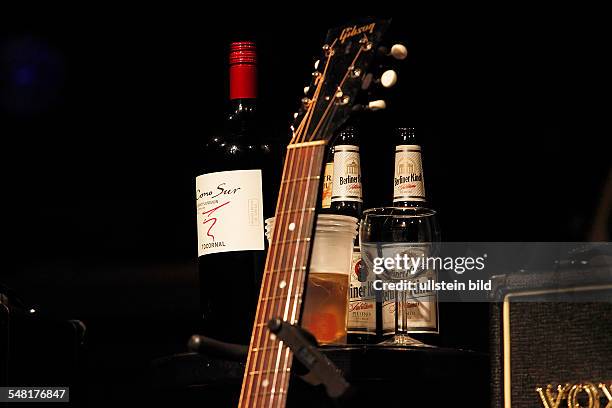 Doherty, Pete - Musician, Singer, Rock music, UK - a bottle of wine and two bottles of beer while performing in Berlin, Germany, Kulturbrauerei