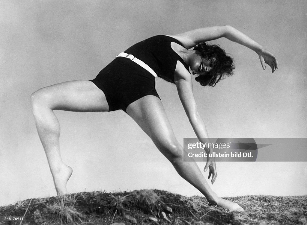 Leni Riefenstahl 1902-2003 film director, actress, dancer, germany whole-body photography - dancing, 1933 </englis