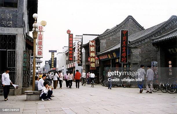 Hauptstraase in Qu Fu, dem Geburtsort von Konfuzius in der Provinz Shandong - Juni 1996