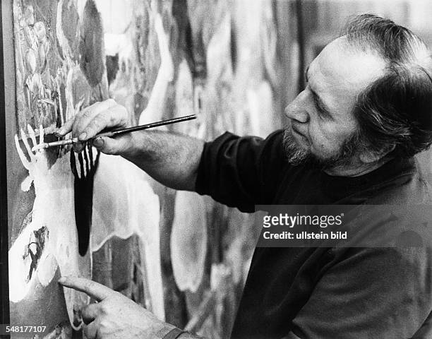 Heisig, Bernhard - *31.03..2011+ Bildender Kuenstler, Maler, DDR Portrait bei der Arbeit an einem Gemaelde - 1980