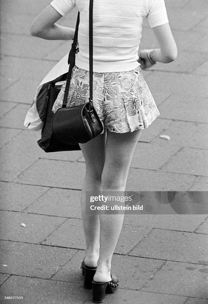 People, young girl on shopping expedition, handbag, pulli, miniskirt, back view, aged 18 to 22 years - 31.08.1973