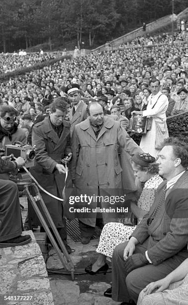 Stemmle, Robert Adolf - Direcotr, Producer, Author, Germany - during shooting for the movie 'Heimweh nach Dir', Berliner Waldbuehne -