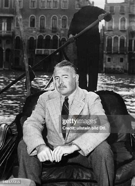 Italy Veneto Venezia : Hemingway, Ernest *21.07.1899-+ Writer, USA Winner of the nobel prize for literature 1954 - in a gondola in Venice - 1948 -...