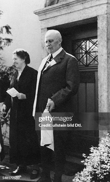 Ludendorff, Erich - General, Politician, D *09.04.1865-+ - on his 70th birthday with his wife Mathilde in front of their house in Tutzing at the Lake...