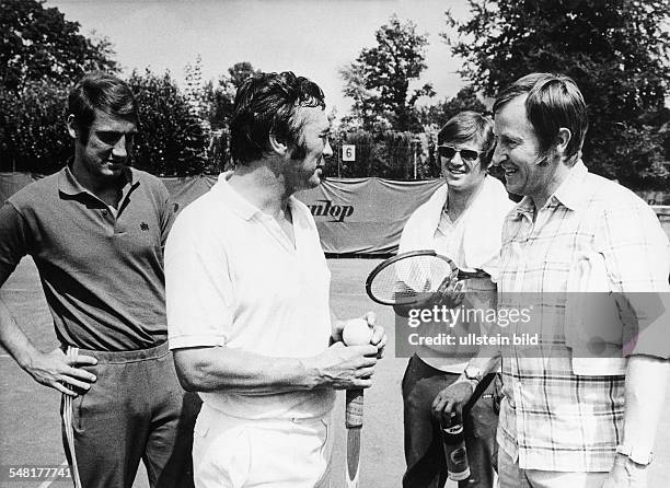 Gutendorf, Rudi *- Fussballtrainer, D - im Gespraech mit Gustav Scholz auf dem Tennisplatz - 1970