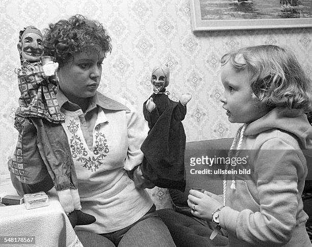 People, young mother plays with the daughter, Punch-and-Judy show, Punch puppets, aged 23 to 30 years, aged 4 to 6 years, Monika, Christina -