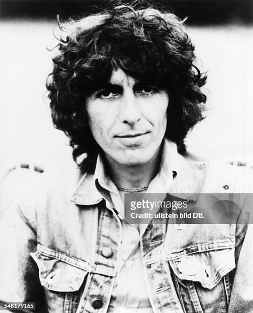 Harrison, George *-+ Musiker, Gitarrist, Saenger, GB Leadgitarrist der 'Beatles' - Portrait, traegt eine Jeansjacke - undatiert