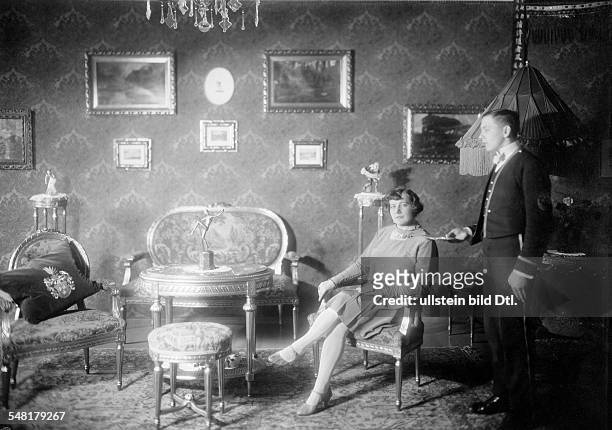 Coburg, baroness Margarethe of - Germany - in her lodgings - Photographer: Zander & Labisch - Published by: 'Der Querschnitt' 01/1929 Vintage...
