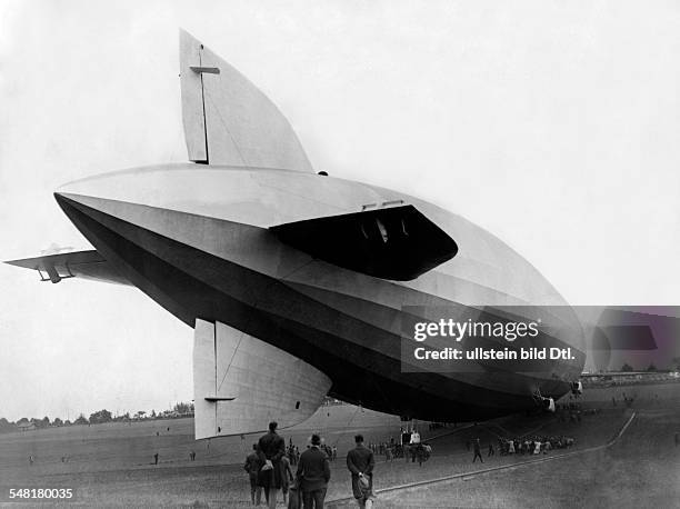 Graf Zeppelin'. The airship at the landing place. - Photographer: Wide World Photo - Published by: 'Berliner Illustrirte Zeitung' 40/1928 Vintage...