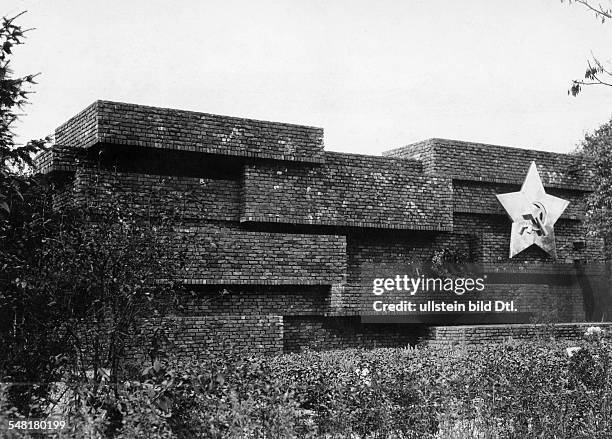 Liebknecht, Karl - Politician, Germany *13.08.1871-+ - the tomb of Karl Liebknecht and Rosa Luxemburg, designed by Mies van der Rohe on the central...