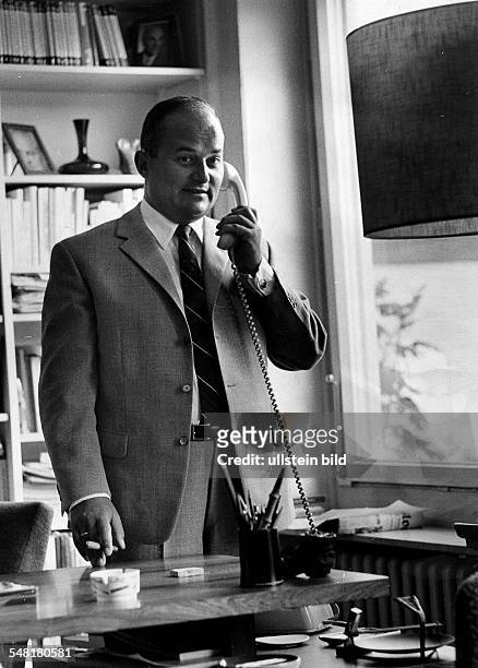 Barzel, Rainer *-+ Politiker, CDU, D - Halbportrait, telefoniert am Schreibtisch - 1965