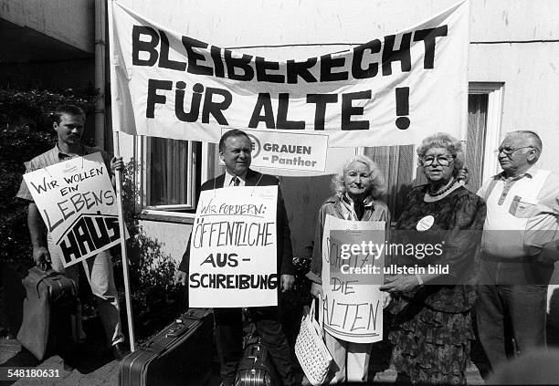 Kofferaktion des Seniorenschutzbundes Graue Panther als Protest gegen den geplanten Abriss des Max-Höfel-Heims am Spiessweg im Ortsteil Berlin...