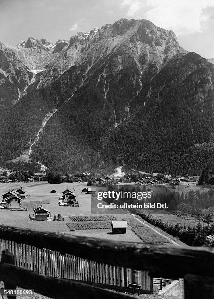 German Empire - Bayern Freistaat - : Upper Bavaria: Mittenwald in the upper Valley of the River Isar in front of the Karwendel mountains -...