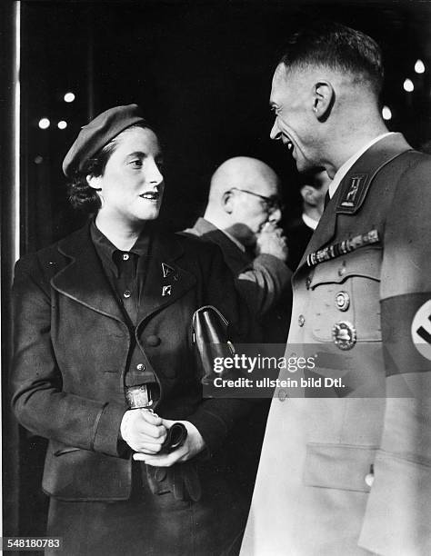 Primo de Rivera, Maria Pilar *-+ Politician, Spain Leader of the women Falangists - at the international women's meeting in Berlin - 1941 -...