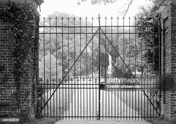 Castle gate, closed, park, statue, castle Darfeld, moated castle, D-Rosendahl, Rosendahl-Darfeld, Vechte, Dinkel, Baum Hills, Muensterland, North...