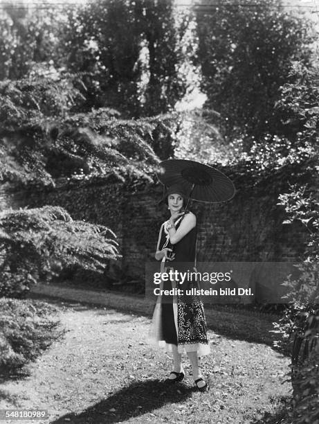 Great Britain England London: Anna Pavlova *12.02.1881-+ Ballet dancer, Russia - in the garden of her house in Hampstead / London - 1924 -...