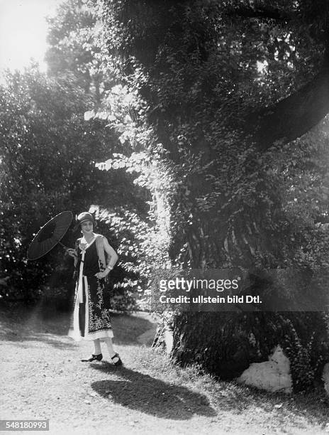 Great Britain England London: Anna Pavlova *12.02.1881-+ Ballet dancer, Russia - in the garden of her house in Hampstead / London - 1924 -...