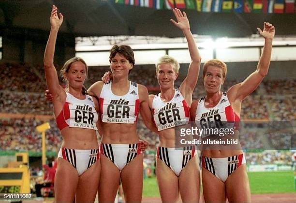 4x400m Staffel Frauen: die deutsche Staffel wird Dritte und jubelt gemeinsam nach dem Finale, v.l.n.r.: Uta Rohländer, Anke Feller, Anja Rücker, Grit...
