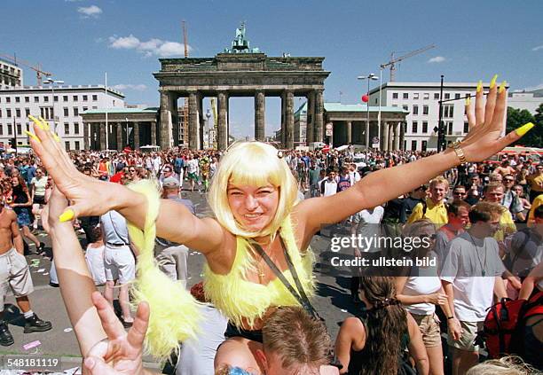 Teilnehmer vor dem Brandenburger Tor, Mädchen mit blonder Perücke