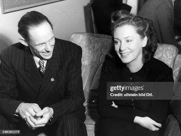 Leander, Zarah - Actress, singer, Sweden *-+ - talking to Gunder Haegg - undated Vintage property of ullstein bild