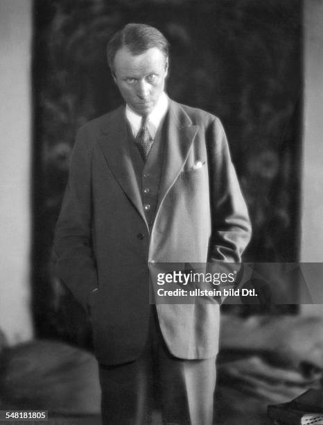 Sinclair, Lewis - Writer, USA *07.02.1885-+ Nobel laureate in literature 1930 - Portrait, writing on a typewriter - about 1928 - Published in:...