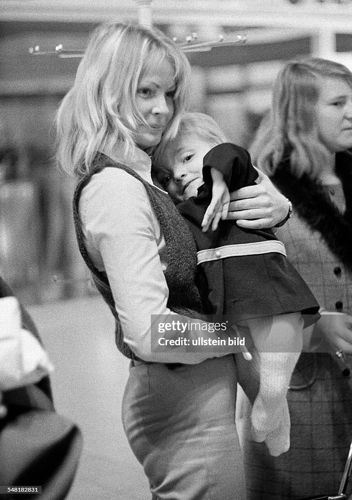 People, physical handicap, fostress carries a handicapped girl on her arms, aged 25 to 30 years, aged 3 to 4 years, Anne, Carola, Special School Alsbachtal, D-Oberhausen, D-Oberhausen-Sterkrade, Ruhr area, North Rhine-Westphalia - 02.12.1972