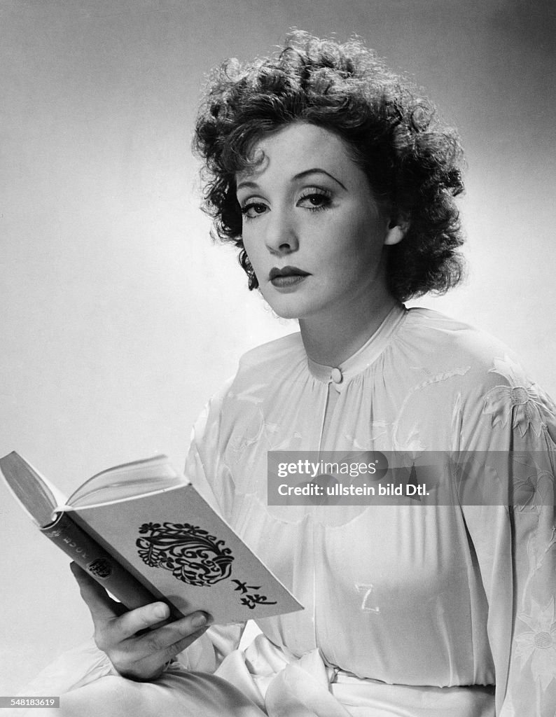 Leander, Zarah - Actress, singer, Sweden  *15.03.1907-23.06.1981+   - portrait with a book  - around 1940   - Published in: 'Koralle'; 16/1938  Vintage property of ullstein bild