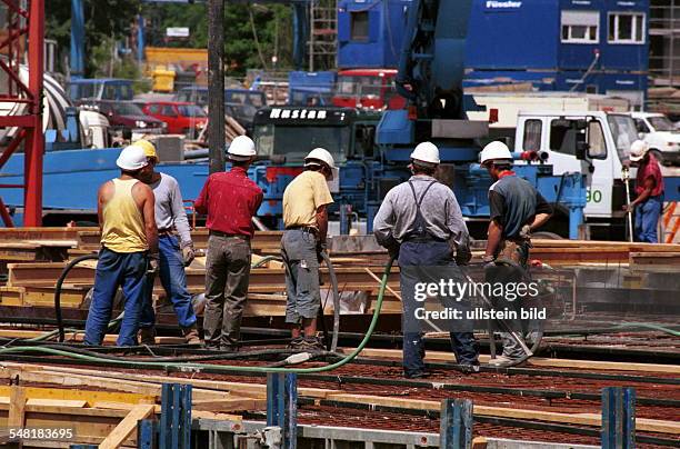 Gruppe Bauarbeiter auf einer Baustelle am Reichstag - Juni 1999