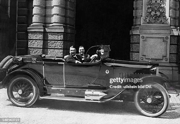 Bohnen, Michael - opera singer, director, Germany *02.05.1887-+ - drives his car, with actor mit Benjamino Gigli - Photographer: Zander & Labisch -...